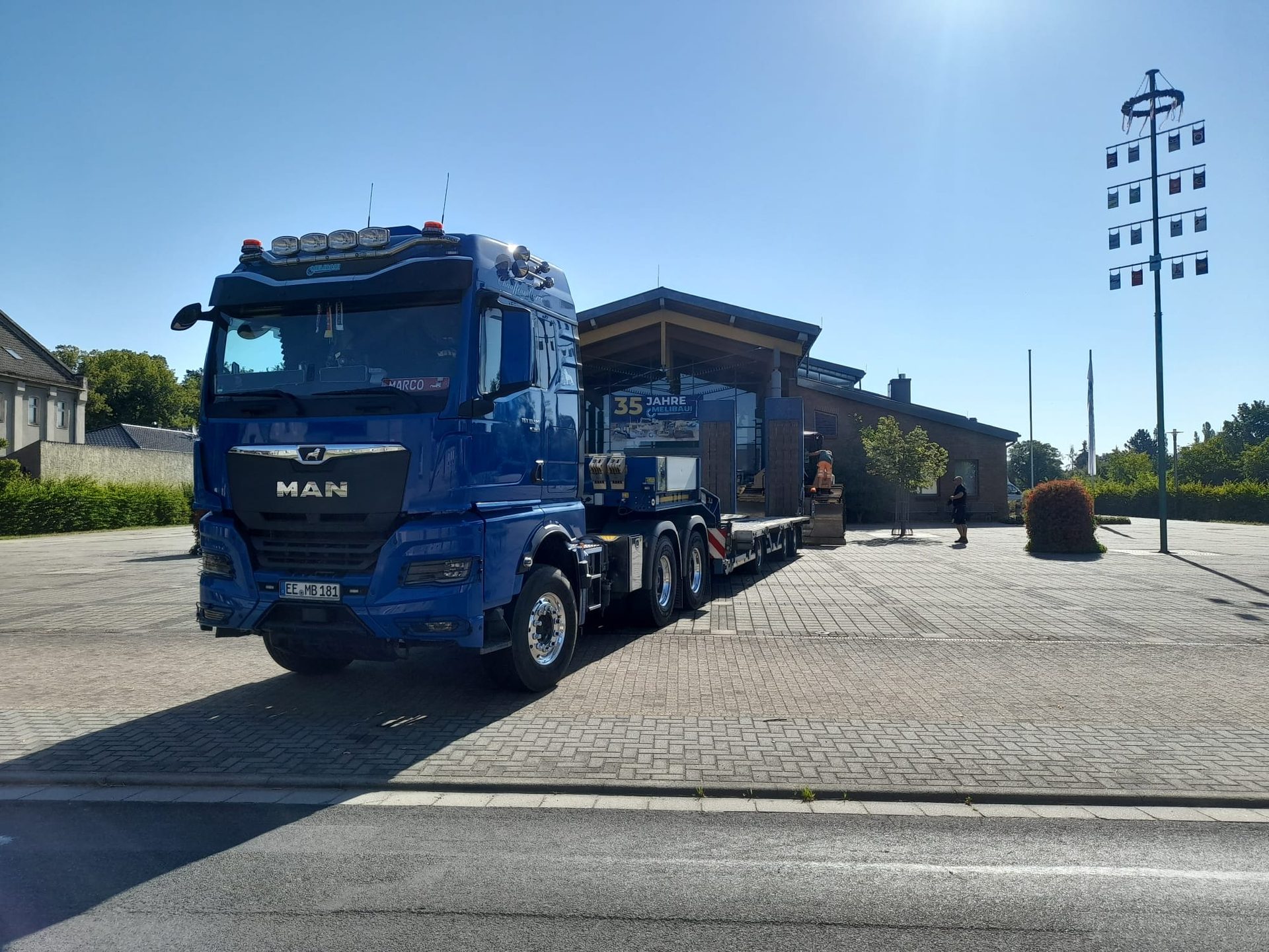 Firmensitz der MELIBAU GmbH mit 35-Jahre-Banner