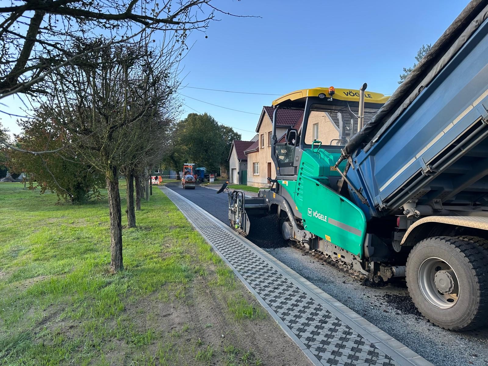 Asphaltfertiger beim Deckeneinbau in der Ortsdurchfahrt Friedersdorf